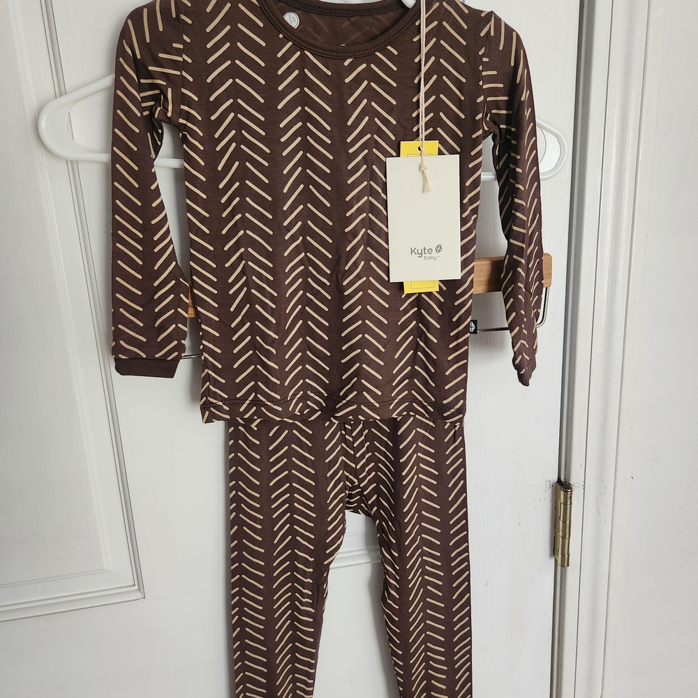 Kyte BABY Brown and Cream Arrow Print Kids Pajama Set